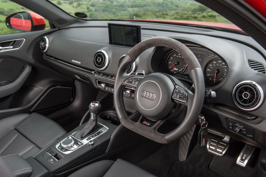 Торпедо Audi RS3 Sportback (8V) 2015 года  (UK) (фото 26 из 30)